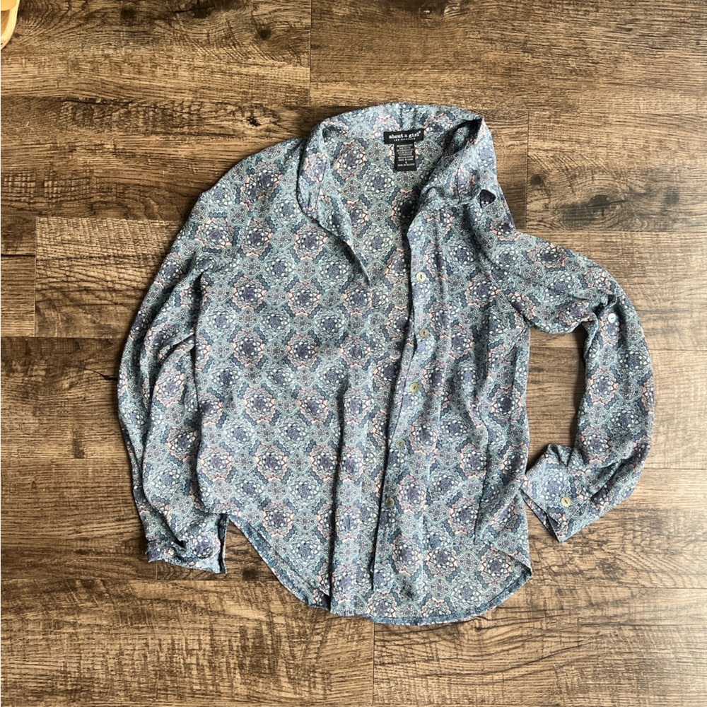 About A Girl Blue Geometric Button Down Shirt